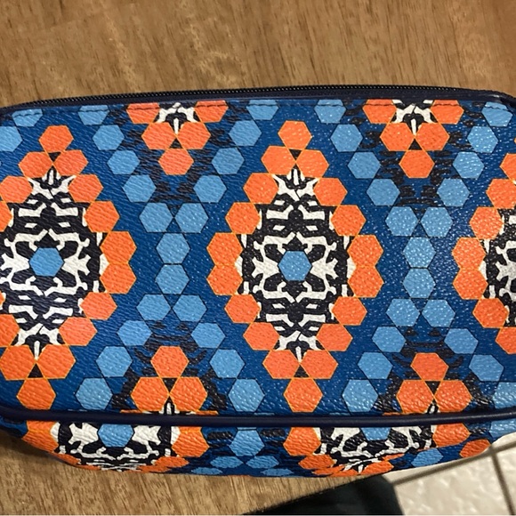 Vera Bradley cute crossbody bag. It's beautiful blue and orange diamond pattern - Picture 3 of 7